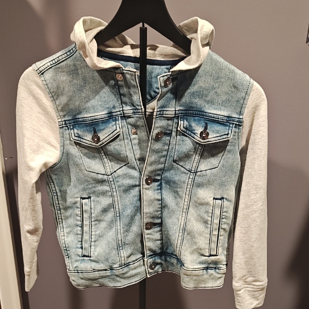 art class Light Blue Denim-Style Jacket with Cream Hoodie Sleeves